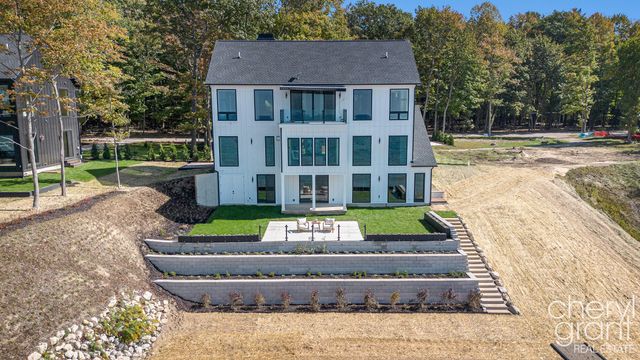 2576 Lakeshore Drive, Saugatuck Twp, MI 49408