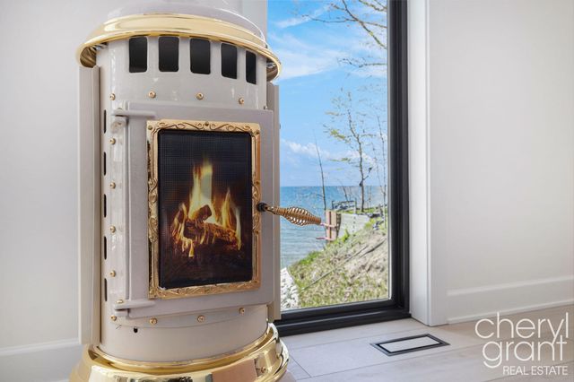 2576 Lakeshore Drive, Saugatuck Twp, MI 49408