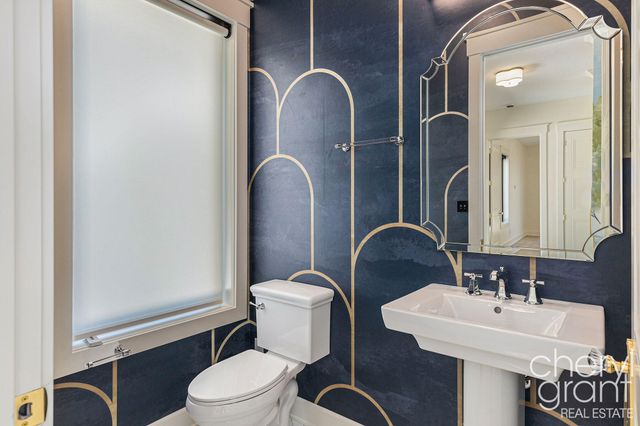 2576 Lakeshore Drive, Saugatuck Twp, MI 49408