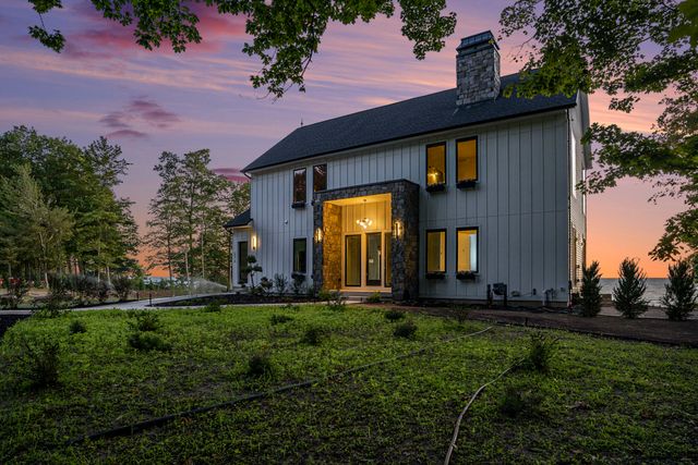 2576 Lakeshore Drive, Saugatuck Twp, MI 49408