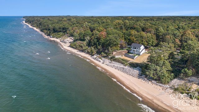 2576 Lakeshore Drive, Saugatuck Twp, MI 49408