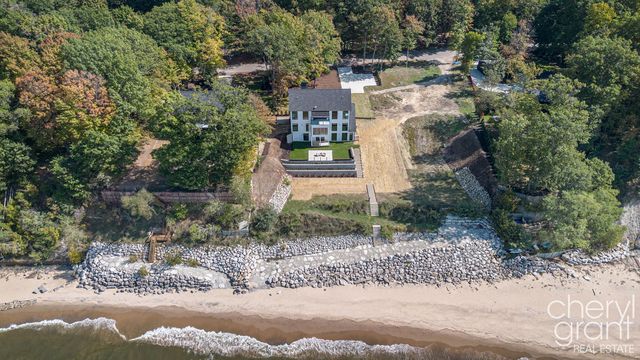 2576 Lakeshore Drive, Saugatuck Twp, MI 49408