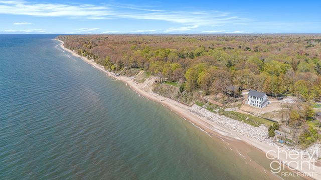2576 Lakeshore Drive, Saugatuck Twp, MI 49408