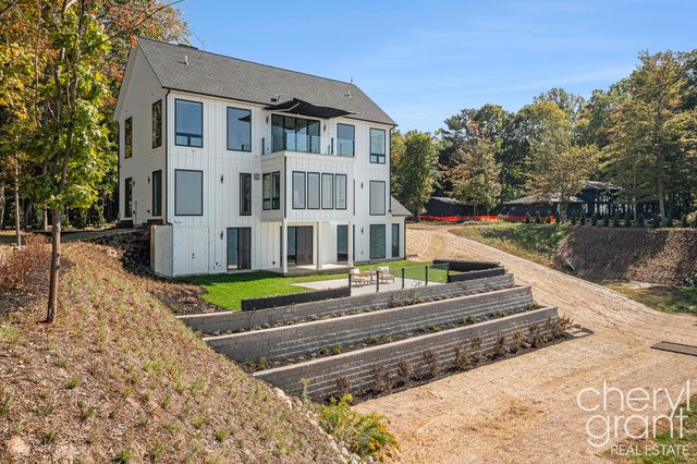 2576 Lakeshore Drive, Saugatuck Twp, MI 49408