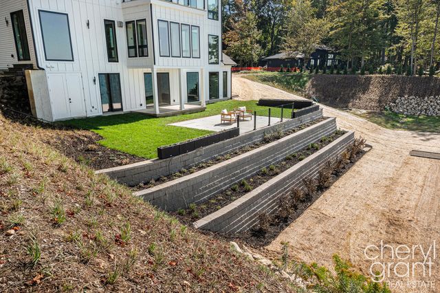 2576 Lakeshore Drive, Saugatuck Twp, MI 49408