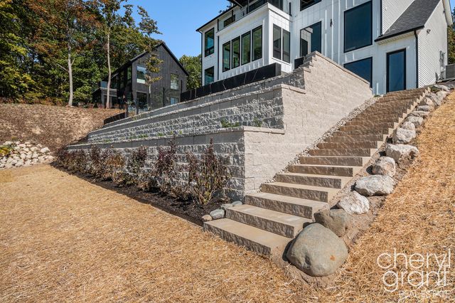 2576 Lakeshore Drive, Saugatuck Twp, MI 49408