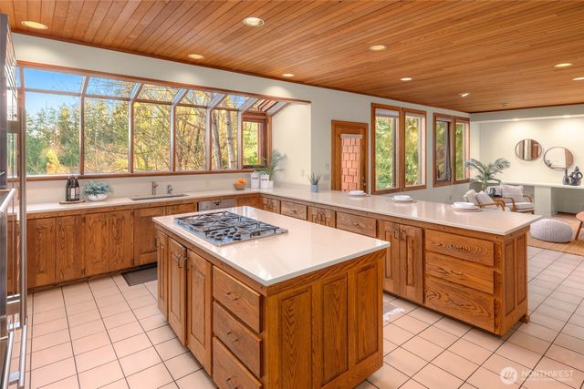 9261 SE 46th Street, Mercer Island, WA 98040