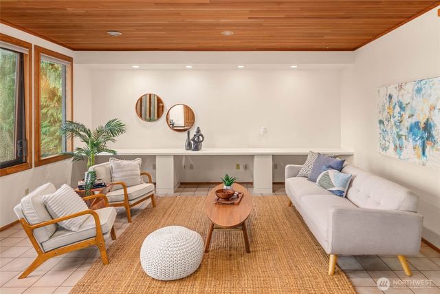 9261 SE 46th Street, Mercer Island, WA 98040