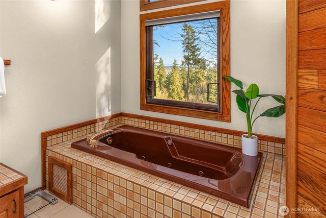 9261 SE 46th Street, Mercer Island, WA 98040