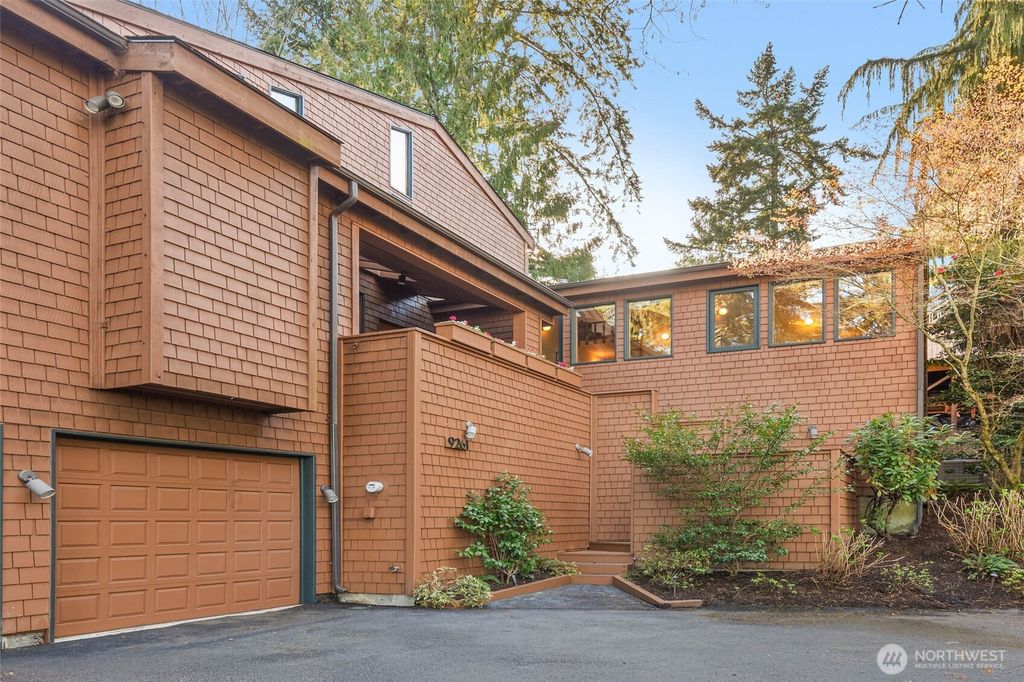 9261 SE 46th Street, Mercer Island, WA 98040