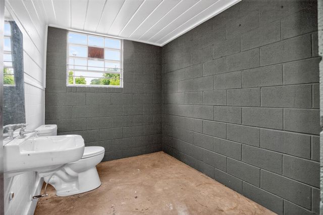 112 E Goliad Avenue, Crockett, TX 75835