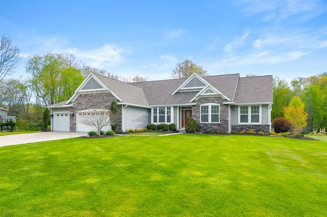 5730 Summerset Woods Drive, Alto, MI 49302