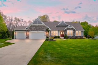 5730 Summerset Woods Drive, Alto, MI 49302