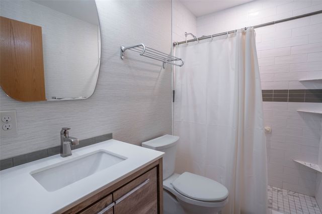 1429 W 1st Street, Pella, IA 50219