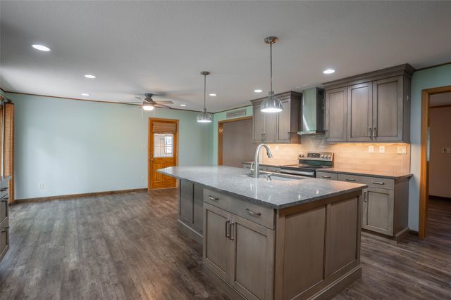 1429 W 1st Street, Pella, IA 50219