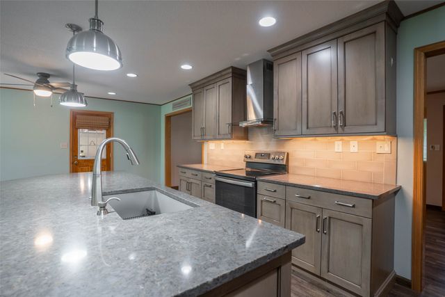 1429 W 1st Street, Pella, IA 50219