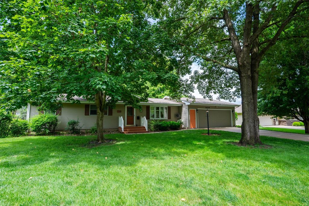 1429 W 1st Street, Pella, IA 50219