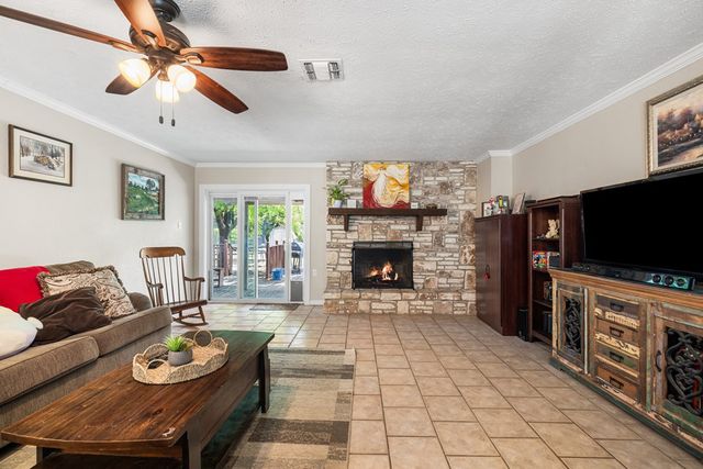 419 Timber Ridge Dr, Kerrville, TX 78028