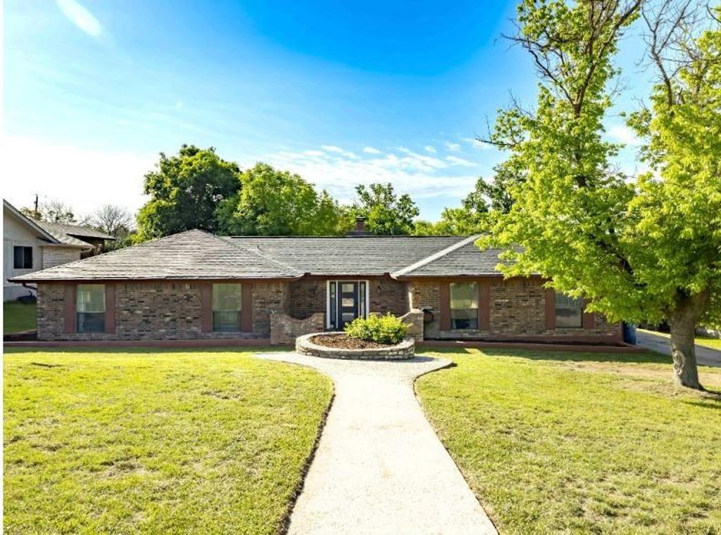 419 Timber Ridge Dr, Kerrville, TX 78028