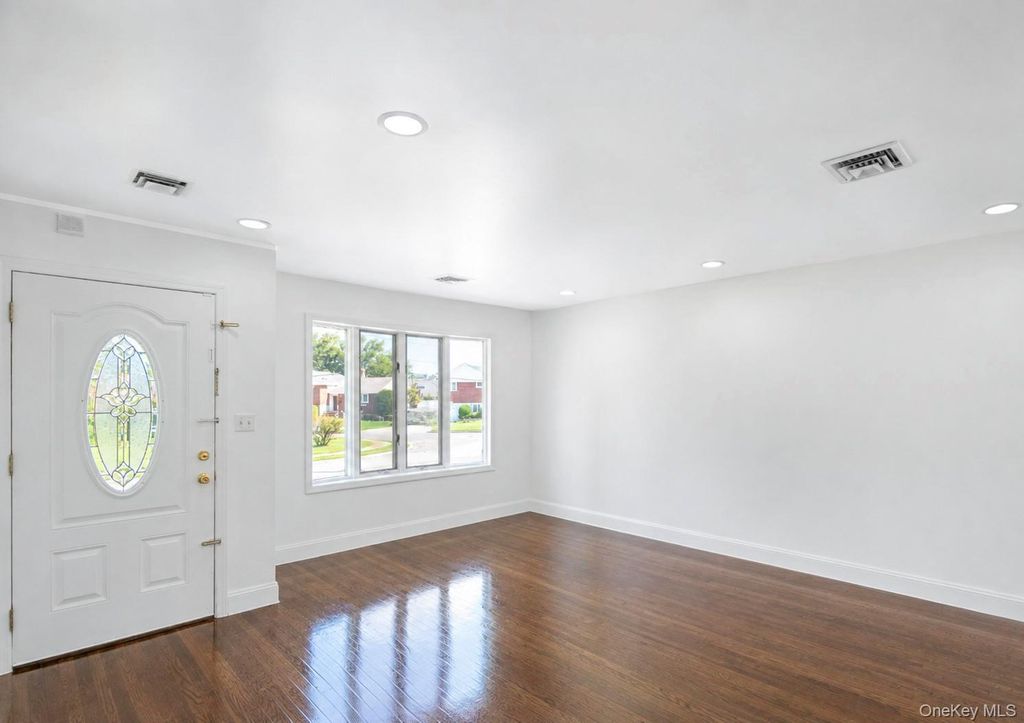 71 6th Street, Hicksville, NY 11801 — photo 4