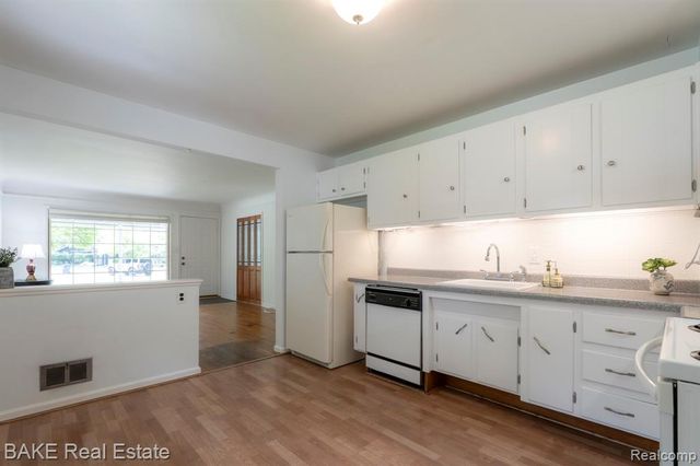 800 Parkview Drive, Plymouth, MI 48170