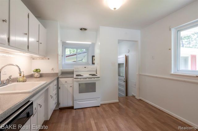 800 Parkview Drive, Plymouth, MI 48170