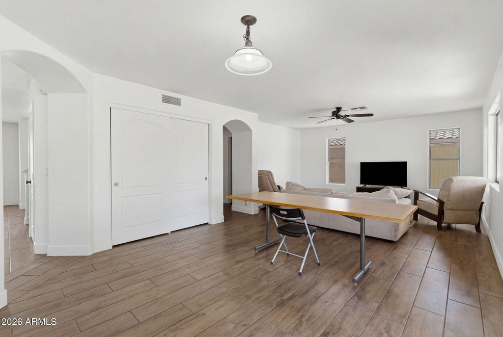 Image 10 of property listing at 10222 W JESSIE Lane, Peoria, AZ 85383