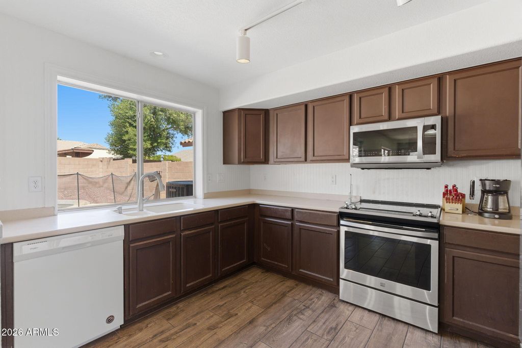 Image 12 of property listing at 10222 W JESSIE Lane, Peoria, AZ 85383