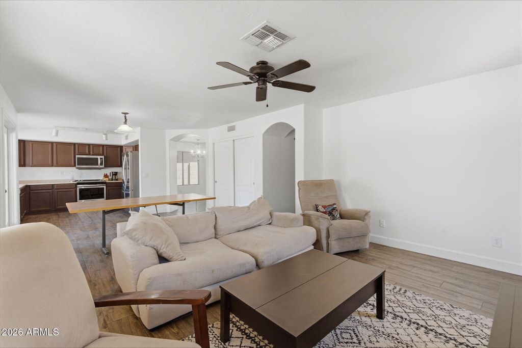 Image 15 of property listing at 10222 W JESSIE Lane, Peoria, AZ 85383