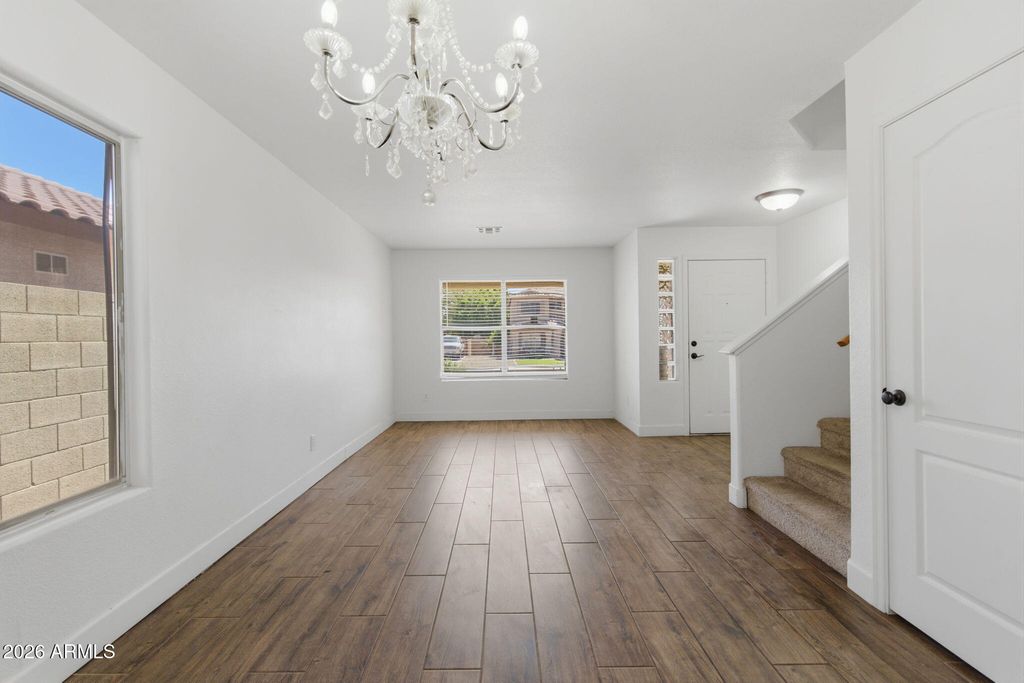 Image 5 of property listing at 10222 W JESSIE Lane, Peoria, AZ 85383