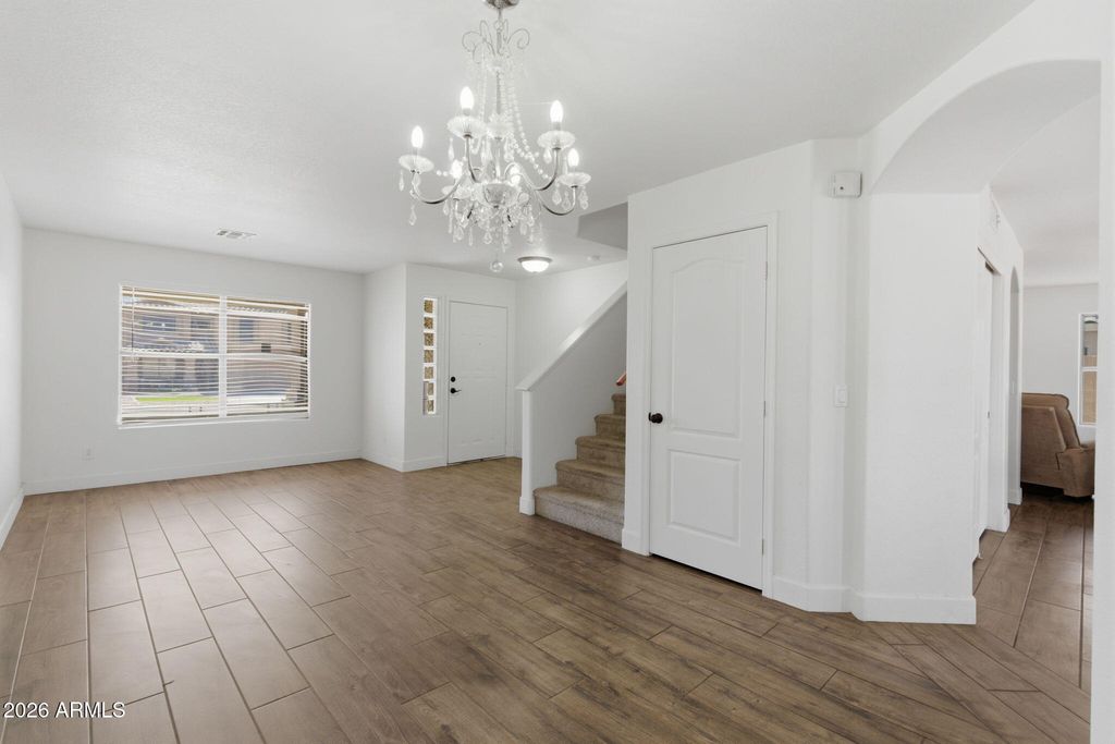 Image 6 of property listing at 10222 W JESSIE Lane, Peoria, AZ 85383