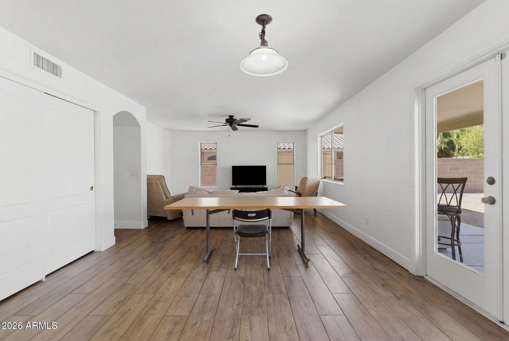 Image 8 of property listing at 10222 W JESSIE Lane, Peoria, AZ 85383