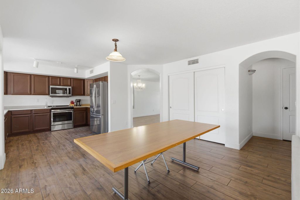 Image 9 of property listing at 10222 W JESSIE Lane, Peoria, AZ 85383