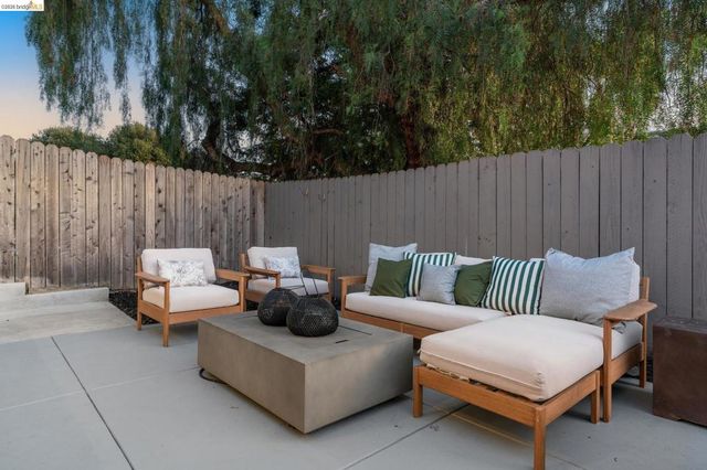 8301 Ney Ave, Oakland, CA 94605