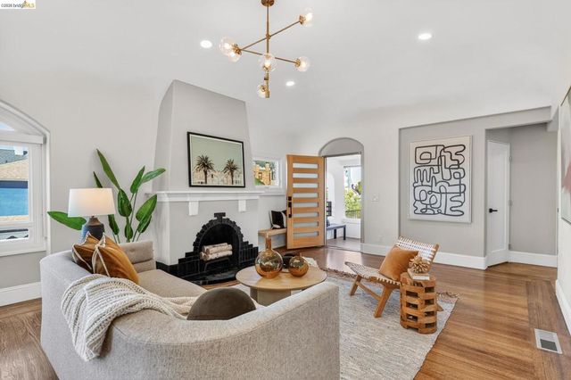 8301 Ney Ave, Oakland, CA 94605