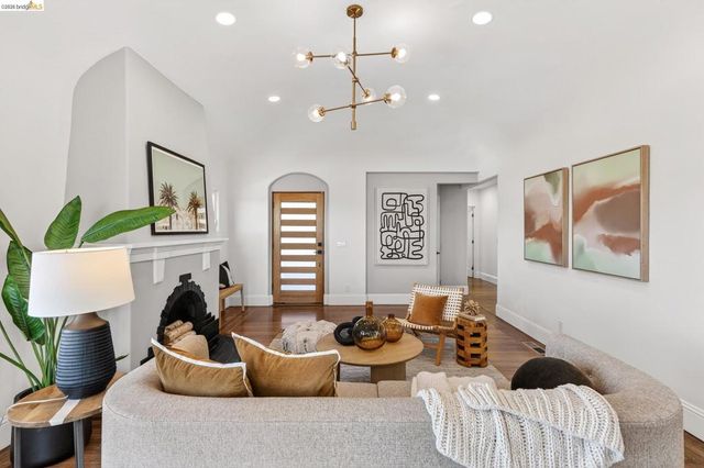 8301 Ney Ave, Oakland, CA 94605