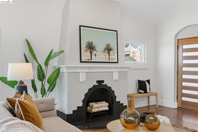 8301 Ney Ave, Oakland, CA 94605