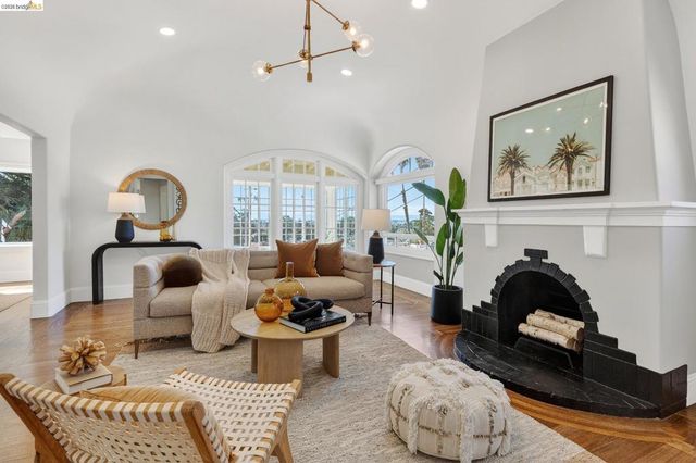 8301 Ney Ave, Oakland, CA 94605