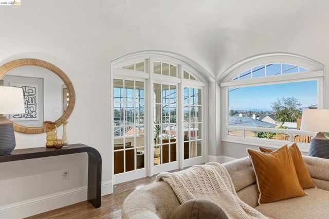 8301 Ney Ave, Oakland, CA 94605