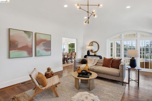 8301 Ney Ave, Oakland, CA 94605