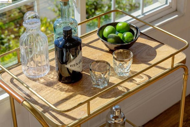 8301 Ney Ave, Oakland, CA 94605