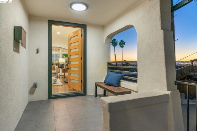 8301 Ney Ave, Oakland, CA 94605