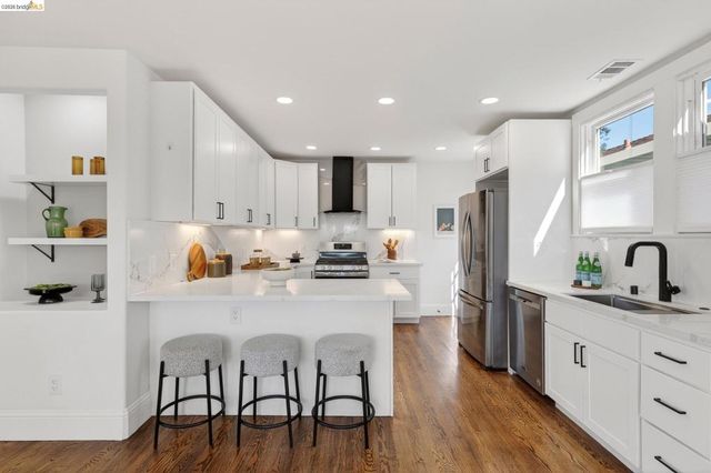 8301 Ney Ave, Oakland, CA 94605