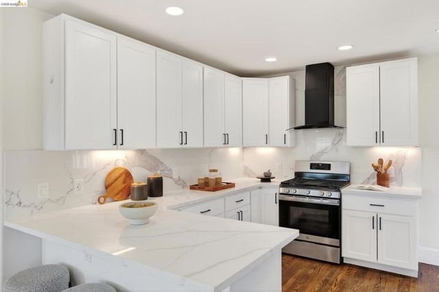 8301 Ney Ave, Oakland, CA 94605