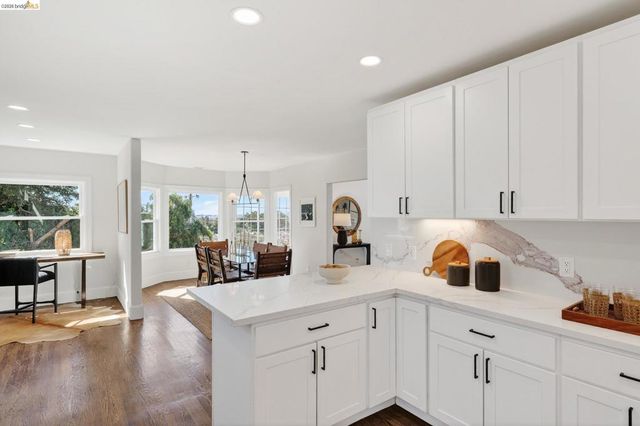 8301 Ney Ave, Oakland, CA 94605