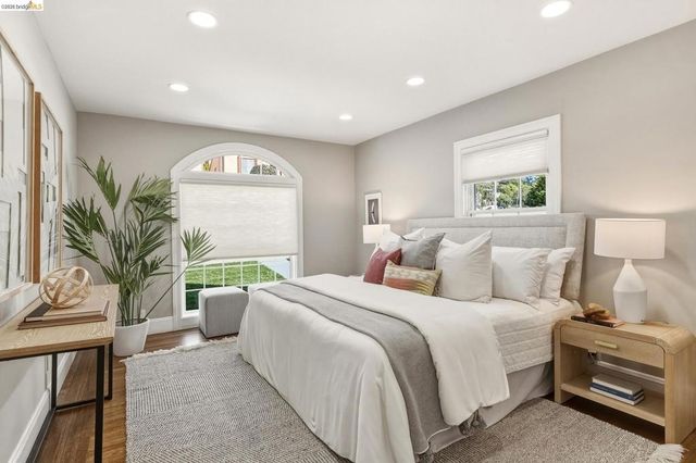 8301 Ney Ave, Oakland, CA 94605