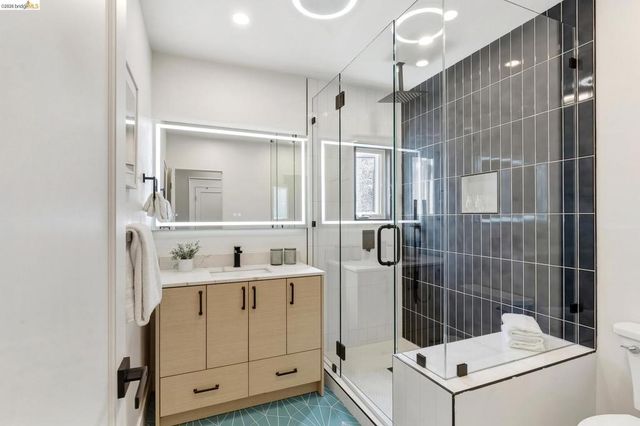 8301 Ney Ave, Oakland, CA 94605