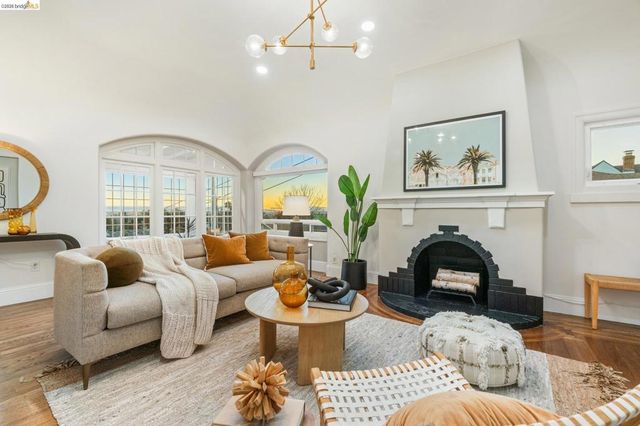 8301 Ney Ave, Oakland, CA 94605