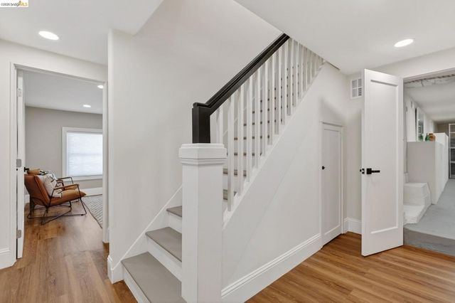 8301 Ney Ave, Oakland, CA 94605