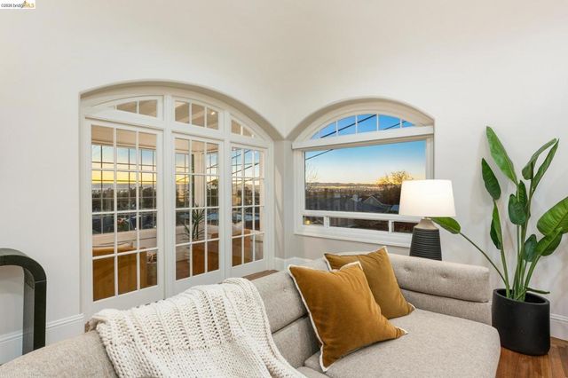 8301 Ney Ave, Oakland, CA 94605